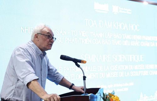 Ông Philippe Le Failler, Trưởng đại diện EFEO tại Hà Nội trình bày tham luận tại tọa đàm