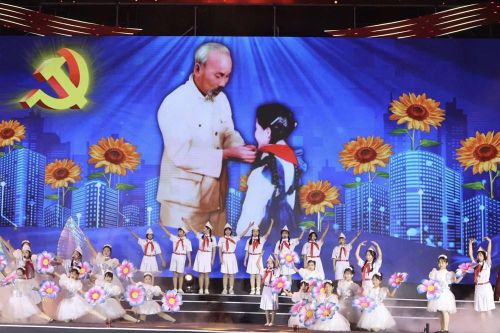 Chương trình nghệ thuật "Sáng mãi tên Người - Hồ Chí Minh" sẽ diễn ra vào tối 19.5, tại Quảng trường Trung tâm Văn hóa Xứ Đông (TP. Hải Phòng)