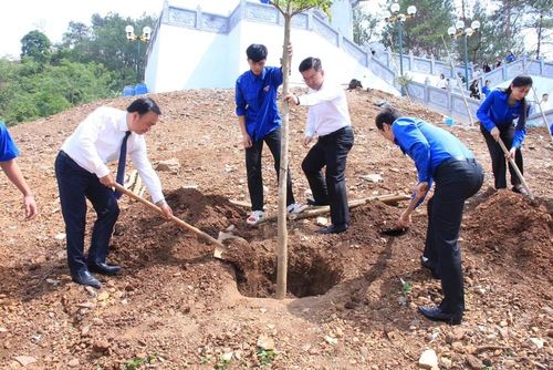 Các đại biểu trồng cây lưu niệm tại Khu di tích lịch sử Ngã ba Cò Nòi