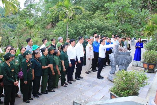 Các đại biểu dâng hương tại Nhà tưởng niệm, Khu di tích lịch sử Ngã ba Cò Nòi