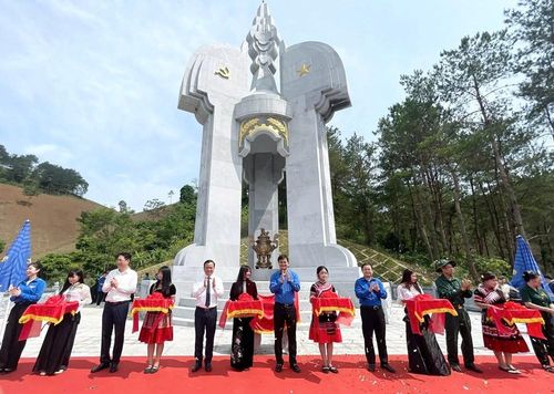 Các đại biểu đã thực hiện nghi lễ cắt băng khánh thành Tháp tâm linh Ngã ba Cò Nòi tại khu di tích