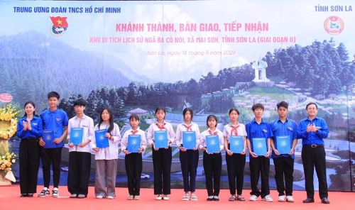 Nhân dịp này, Trung ương Đoàn đã tặng 20 suất quà cho cựu TNXP và học sinh có hoàn cảnh khó khăn trên địa bàn xã Mai Sơn