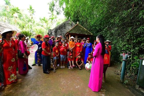 Thuyết minh viên Khu Di tích Kim Liên giới thiệu về thân thế, sự nghiệp Chủ tịch Hồ Chí Minh cho du khách