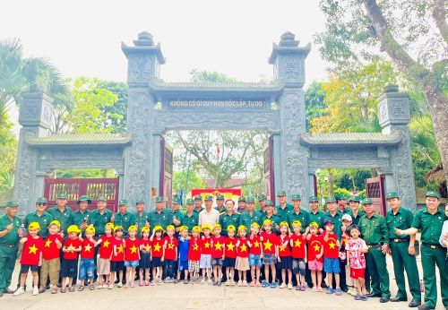 Đoàn khách về thăm quê Bác chụp ảnh lưu niệm