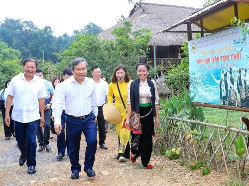 Chủ tịch UBND thành phố Hà Nội Vũ Đại Thắng (thứ 2, trái sang) cùng Đoàn công tác khảo sát không gian văn hóa dân tộc Thái tại Làng Văn hóa - Du lịch các dân tộc Việt Nam. Ảnh: Trung Nguyên - TTXVN