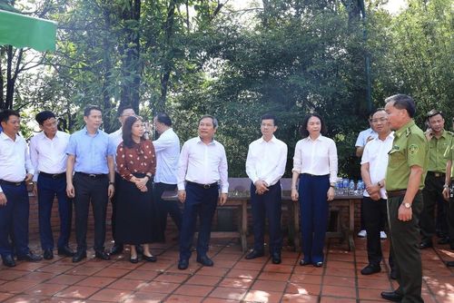 Lực lượng kiểm lâm báo cáo với Đoàn công tác thành phố Hà Nội về công tác quản lý, bảo tồn hệ sinh thái rừng đặc dụng tại Vườn quốc gia Ba Vì. Ảnh: Trung Nguyên - TTXVN