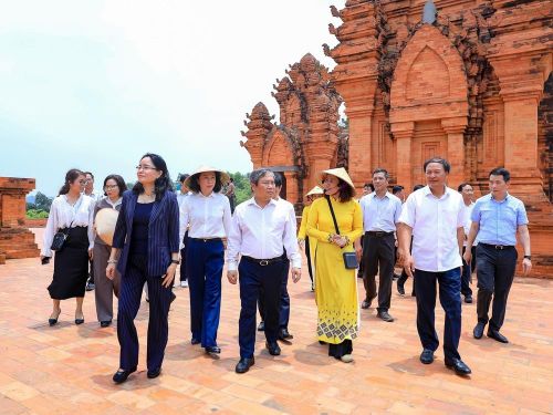 Chủ tịch UBND thành phố Hà Nội Vũ Đại Thắng cùng Đoàn công tác của Thành phố khảo sát không gian văn hóa tại khu tháp Chăm thuộc Làng Văn hóa - Du lịch các dân tộc Việt Nam. Ảnh: Trung Nguyên - TTXVN