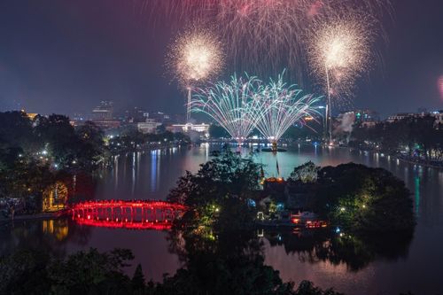 Những màn pháo hoa nghệ thuật rực rỡ trên bầu trời Thủ đô chào mừng kỷ niệm 80 năm Cách mạng Tháng Tám thành công (19/8/1945 - 19/8/2025) và Quốc khánh nước Cộng hòa xã hội chủ nghĩa Việt Nam (2/9/1945 - 2/9/2025)