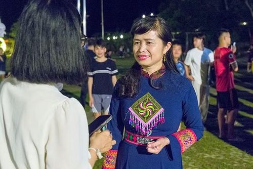Cô giáo Mạc Thị Quê, Phó Hiệu trưởng Trường tiểu học và trung học cơ sở Pác Bó xúc động chia sẻ những ký ức của gia đình về Bác Hồ và ý nghĩa của Chương trình.