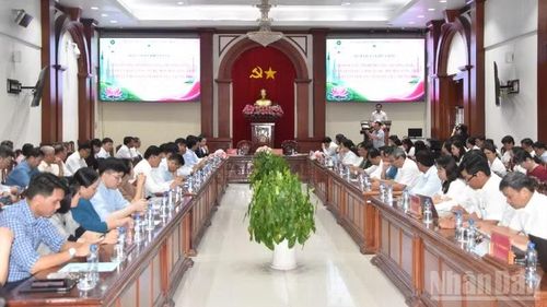 Các đại biểu tham dự hội thảo khoa học tại Đồng Tháp.