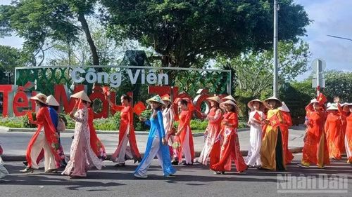 Đoàn diễu hành qua công viên Tết Mậu Thân, phường Đạo Thạnh, tỉnh Đồng Tháp.