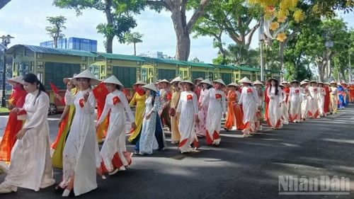 Hội phụ nữ tỉnh Đồng Tháp mặc áo dài diễu hành trên phố.
