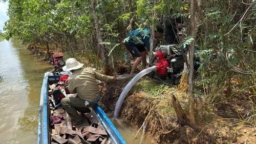 Vận hành máy bơm chữa cháy rừng tại khu vực Lâm trường Vĩnh Lợi.