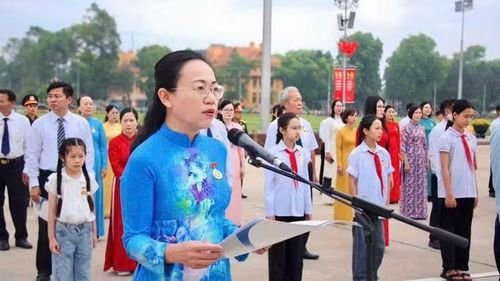  Bí thư đặc khu Cô Tô Lê Ngọc Hân báo cáo tại Lễ báo công dâng Bác ở Quảng trường Ba Đình, Hà Nội. 