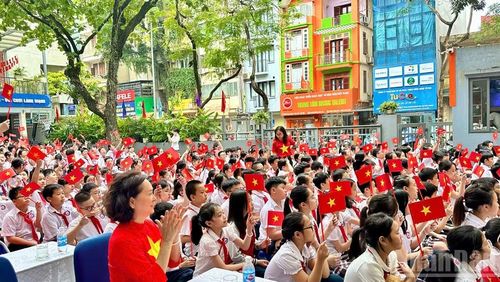 Nhà giáo Nguyễn Thị Huệ, Bí thư Chi bộ, Hiệu trưởng Trường tiểu học Chu Văn An A cùng các em học sinh tại buổi lễ.