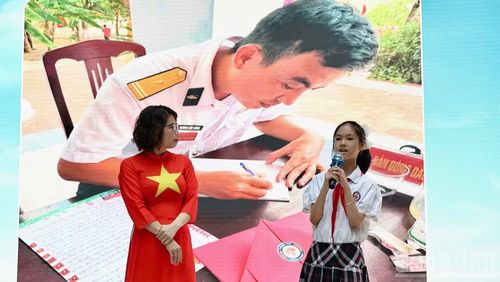 Học sinh Trường Tiểu học Chu Văn An A chia sẻ cảm nhận thiêng liêng về biển đảo.