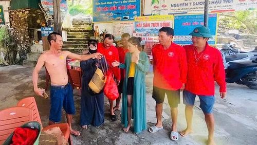 Hai du khách đã được cứu hộ, đưa lên bờ.