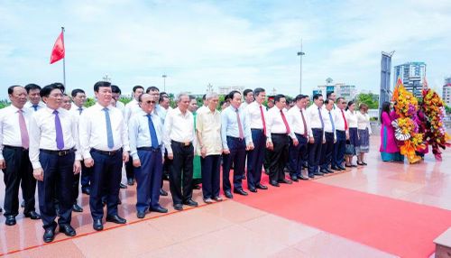 Đoàn đại biểu lãnh đạo, nguyên lãnh đạo Đảng, Nhà nước và tỉnh Nghệ An thành kính dâng hoa, dâng hương tưởng niệm Chủ tịch Hồ Chí Minh.