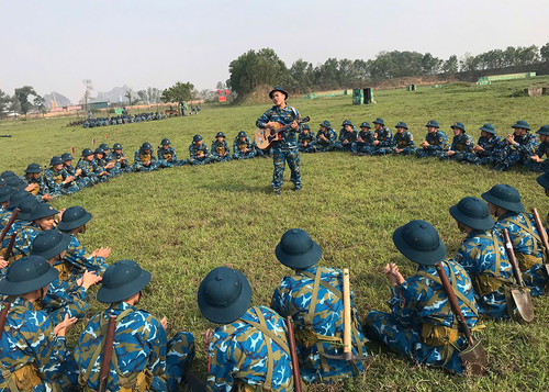 Phút giải lao trên thao trường huấn luyện của chiến sĩ mới.