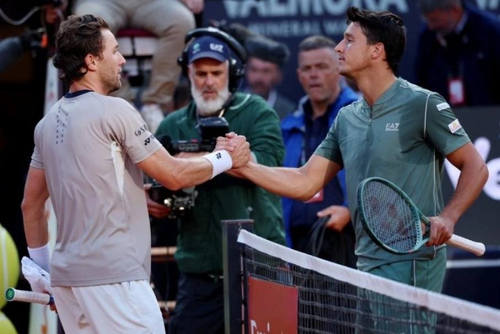 Ruud (trái) bắt tay Darderi, sau trận bán kết trên sân Trung tâm ở tổ hợp Foro Italico, Rome, Italy. Ảnh: Reuters