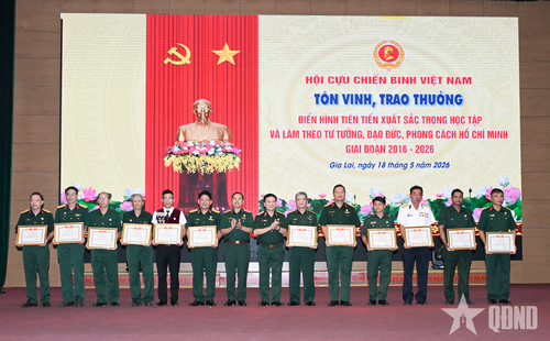  Trung ương Hội Cựu chiến binh Việt Nam trao bằng khen tặng các cá nhân. 