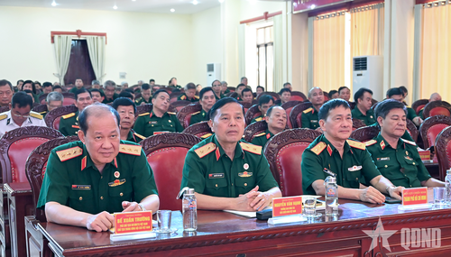 Thượng tướng Bế Xuân Trường, Phó chủ tịch Ủy ban Trung ương Mặt trận Tổ quốc Việt Nam, Chủ tịch Hội Cựu chiến binh Việt Nam và các đại biểu dự buổi giao lưu. 