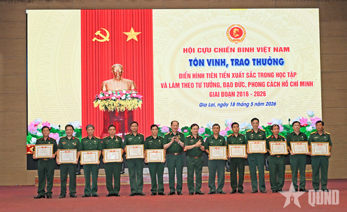 Thượng tướng Bế Xuân Trường và lãnh đạo Trung ương Hội Cựu chiến binh Việt Nam trao bằng khen tặng các tập thể.