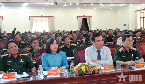 Các đại biểu dự buổi giao lưu. 