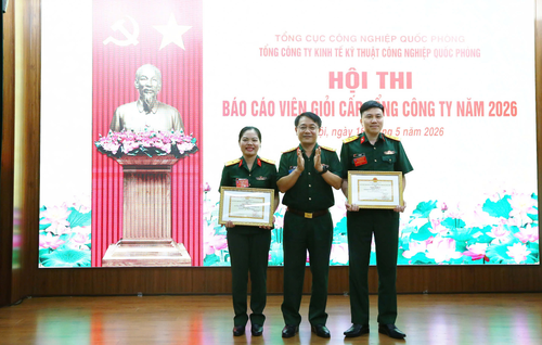 Ban tổ chức trao giấy khen và giải nhất tặng 2 thí sinh xuất sắc tại hội thi.