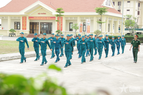 Các chiến sĩ dân quân huấn luyện điều lệnh đội ngũ. 