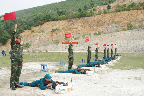 Sau mỗi đợt huấn luyện, các chiến sĩ dân quân năm thứ nhất được kiểm tra bắn đạn thật để đánh giá kết quả huấn luyện. 