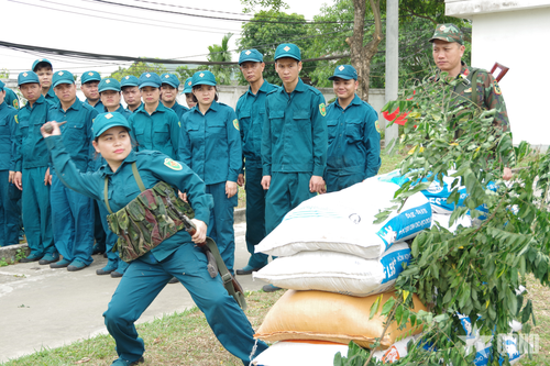 Các chiến sĩ dân quân tích cực luyện tập nội dung ném lựu đạn. 