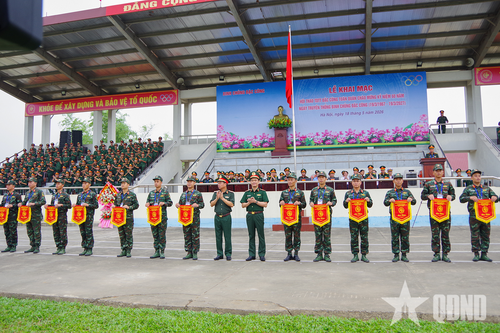 Lãnh đạo Binh chủng Đặc công tặng cờ các đội tham gia hội thao.