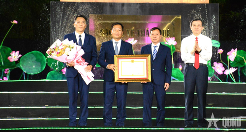 Thừa ủy quyền của Chủ tịch nước, đồng chí Đoàn Minh Huấn, Ủy viên Bộ Chính trị, Giám đốc Học viện Chính trị quốc gia Hồ Chí Minh trao Huân chương Lao động hạng Nhất tặng Khu di tích Kim Liên.