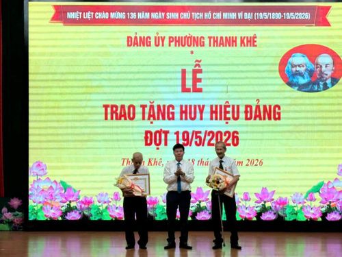 Trưởng Ban Nội chính Thành ủy Võ Công Chánh trao Huy hiệu 65 năm tuổi Đảng cho các đảng viên.