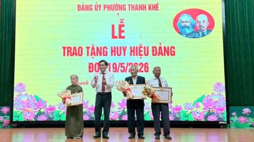 Bí thư Đảng ủy phường Thanh Khê Nguyễn Thành Tiến trao Huy hiệu 60 năm tuổi Đảng cho các đảng viên.