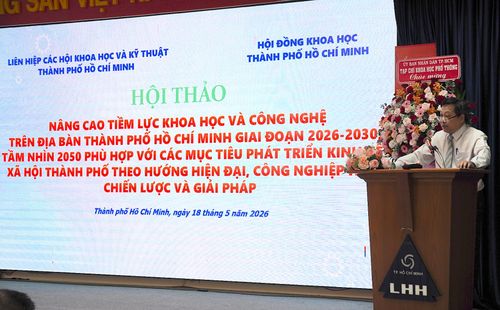 GS.TS Nguyễn Văn Phước, Chủ tịch Liên Hiệp các hội Khoa học và kỹ thuật TPHCM phát biểu đề dẫn tại hội thảo. ẢNH QUANG HUY