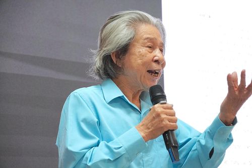 GS.TS Hồ Bá Thâm trình bày tham luận về Xu hướng thế giới và định hướng nghiên cứu "Vấn đề lượng tử". ẢNH QUANG HUY