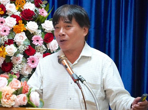PGS.TS Đỗ Văn Dũng trình bày tham luận về Tái cấu trúc và phát triển hệ sinh thái công nghiệp ô tô TPHCM trong bối cảnh chuyển đổi xanh và số hóa. ẢNH QUANG HUY