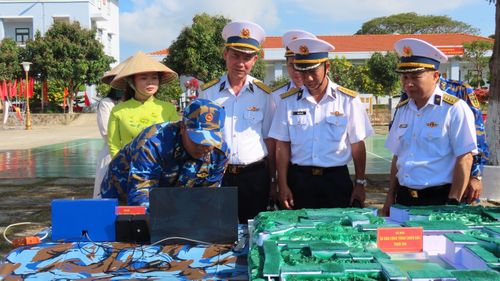  Thủ trưởng các cấp tham quan mô hình sáng kiến cải tiến kỹ thuật, ứng dụng công nghệ vào mô phỏng tác chiến tại đơn vị 
