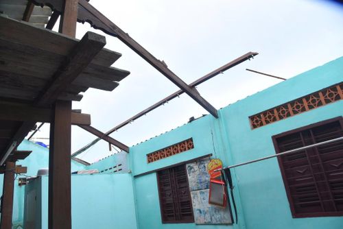  Một ngôi nhà tại xã Tân Trụ, tỉnh Tây Ninh tốc toàn bộ mái 