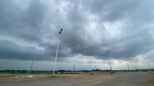  Cơn dông ở ngoại thành Hà Nội chiều 16-5. Ảnh: PHÚC HẬU 