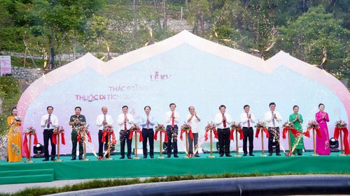 Các đại biểu thực hiện nghi thức cắt băng khánh thành công trình Thác 9 tầng