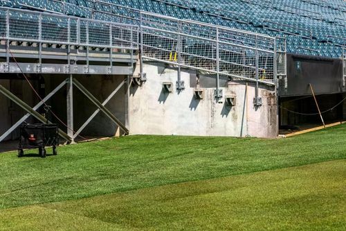 Không chỉ vậy, các hàng ghế khán giả tại khu vực góc sân của Lincoln Financial Field đã được tháo dỡ nhằm đảm bảo mặt sân đủ diện tích đáp ứng các tiêu chuẩn khắt khe của FIFA cho một trận cầu bóng đá. (Ảnh: Kimberly Paynter/WHYY)