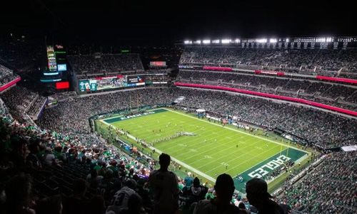 Lincoln Financial Field đang khẳng định vị thế của một công trình mang tầm vóc quốc tế. Với sự kết hợp toàn diện giữa ngôn ngữ kiến trúc biểu tượng, hạ tầng công nghệ tiên tiến cùng năng lực tổ chức xuất sắc, "The Linc" không chỉ tôn vinh di sản thể thao phong phú của Philadelphia, mà còn hứa hẹn trở thành một trong những điểm nhấn ấn tượng nhất, góp phần định hình thành công và nâng tầm trải nghiệm của ngày hội bóng đá lớn nhất hành tinh. (Ảnh: Nick Davis/Philadelphia Eagles)