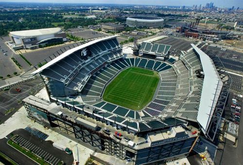 Khánh thành từ năm 2003, Lincoln Financial Field - hay còn được người hâm mộ gọi với cái tên thân thuộc "The Linc" - đã khẳng định vị thế của một biểu tượng thể thao hàng đầu tại bờ Đông nước Mỹ. Bên cạnh tư cách là sân nhà của câu lạc bộ bóng bầu dục Philadelphia Eagles (NFL), "The Linc" hiện đã nâng tầm trở thành điểm đến mang tính quốc tế, sẵn sàng chào đón những ngày hội bóng đá lớn nhất hành tinh là FIFA Club World Cup và World Cup 2026. (Ảnh: Sportsmatik)