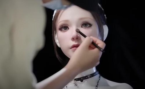 Nguyên mẫu robot mang tên Origin F1 đang gây sốt mạng xã hội bởi lớp da silicon siêu thực cùng khả năng biểu cảm cực kỳ tinh vi, đến mức nhiều người cho rằng nó giống bước ra từ bộ phim Ex Machina nổi tiếng về AI và robot có ý thức.