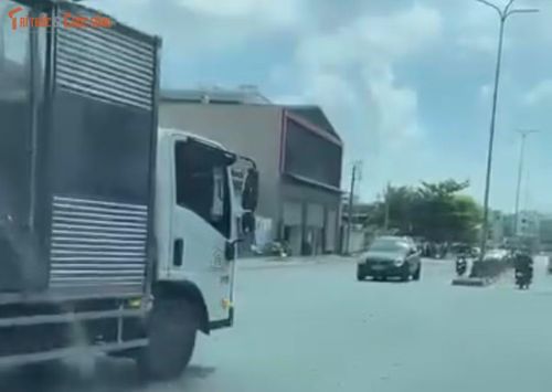 Nhiều xe phải né tránh, thậm chí có phương tiện phải dừng hẳn lại để nhường cho xe tải chạy ngược chiều đi qua.