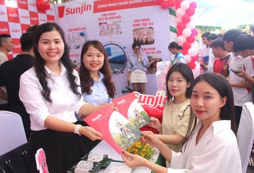 Sinh viên hào hứng tham gia Ngày hội.