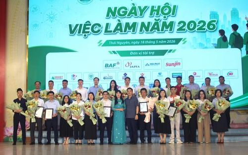 Nhà trường tặng hoa cho các đơn vị tham gia Ngày hội việc làm năm 2026.